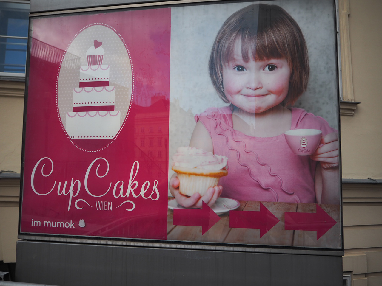 不気味な笑みを浮かべるカップケーキ屋の愛くるしい看板 - オーストリアSV2014