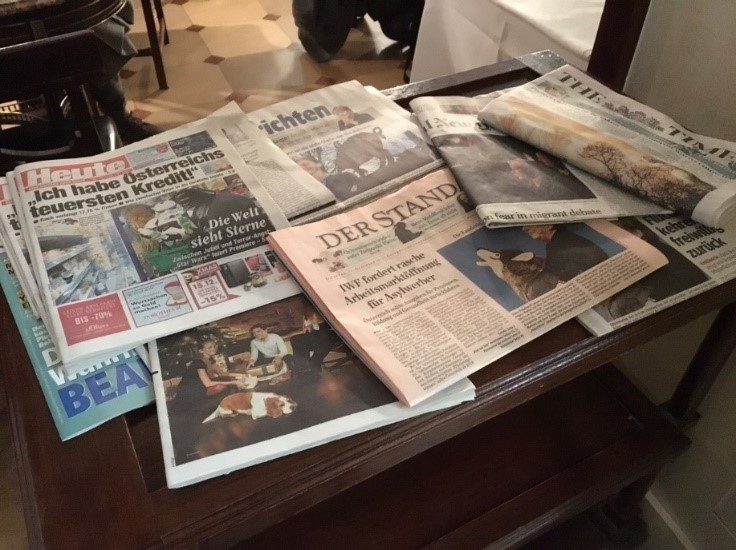 オーストリアSV2015：どのカフェにも新聞が置かれている