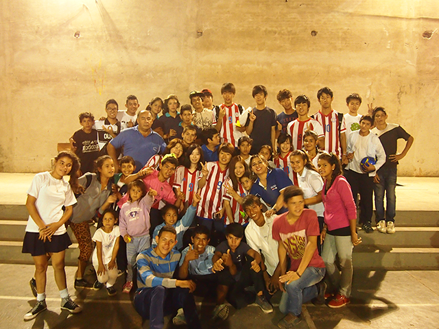 パラグアイSV2015：カテウラの学校の子どもたちと集合写真