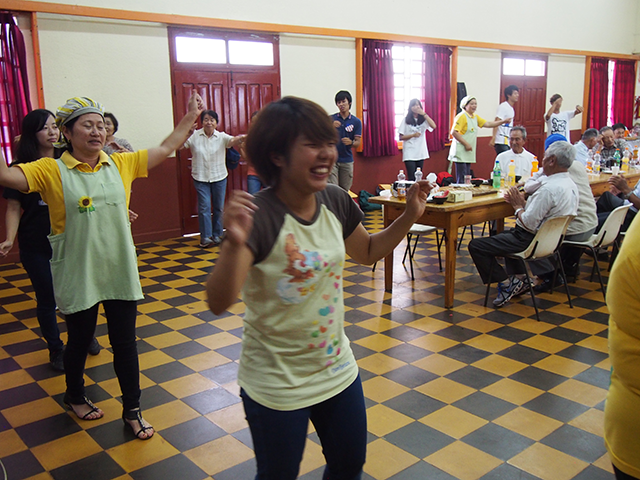 パラグアイSV2015：ひまわりの会の方々とピラポ音頭を踊る