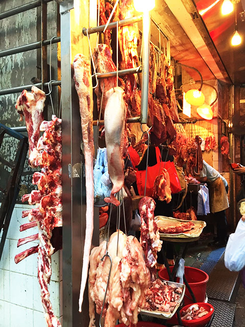 市場に並ぶ様々な種類の肉