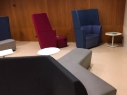 オーストリアSV2019：このソファに座れば、たちまちプライベートスペースの完成。（ウィーン工科大学図書館）